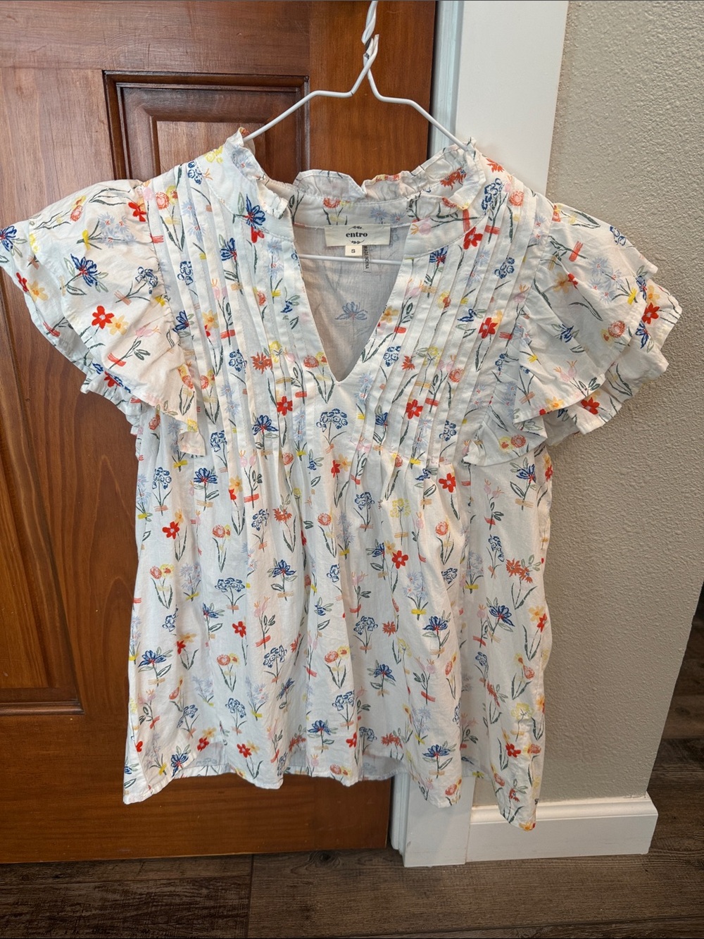 entro White Floral Pintuck Ruffle-Sleeve Blouse
